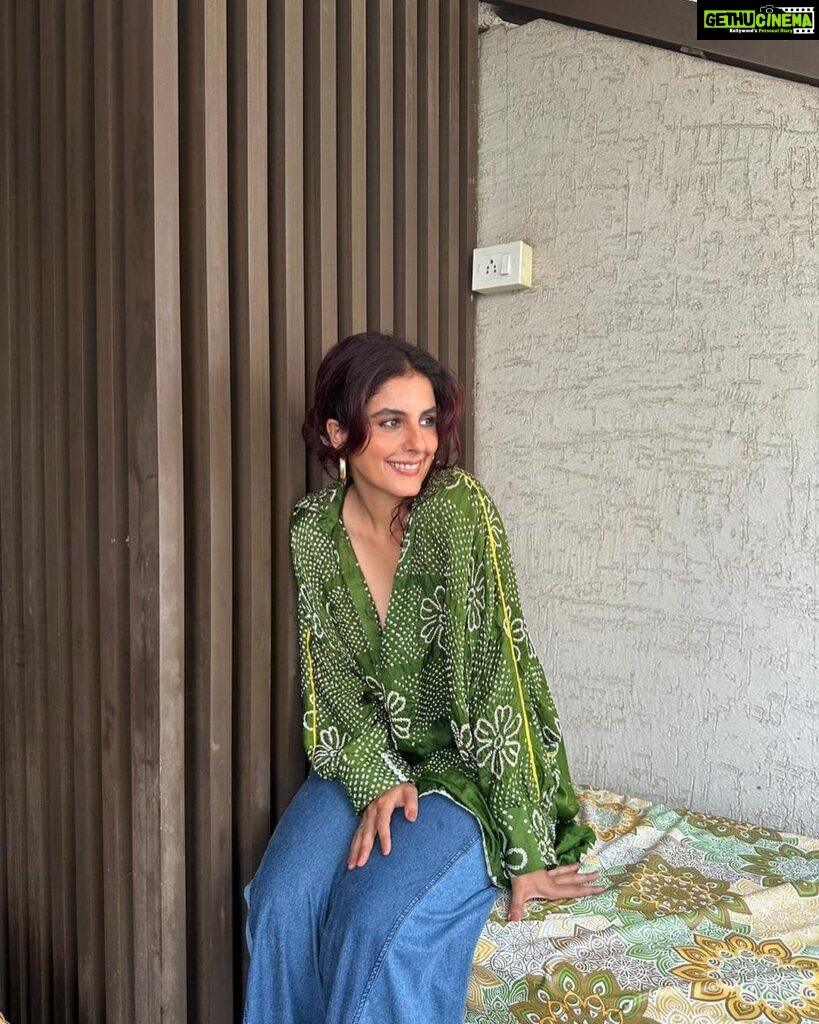 Isha Talwar Instagram - Chillin vibes and Navratri delights! Something so special about mom making all the yummy fasting food and eating it with her too ! Beautiful shirts by @alpareena 💚 P.S : please ignore the switchboards - my mom is my official photographer 😂 #navratri #fasting #day2done !