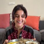 Isha Talwar Instagram - Chillin vibes and Navratri delights! Something so special about mom making all the yummy fasting food and eating it with her too ! Beautiful shirts by @alpareena 💚 P.S : please ignore the switchboards - my mom is my official photographer 😂 #navratri #fasting #day2done !