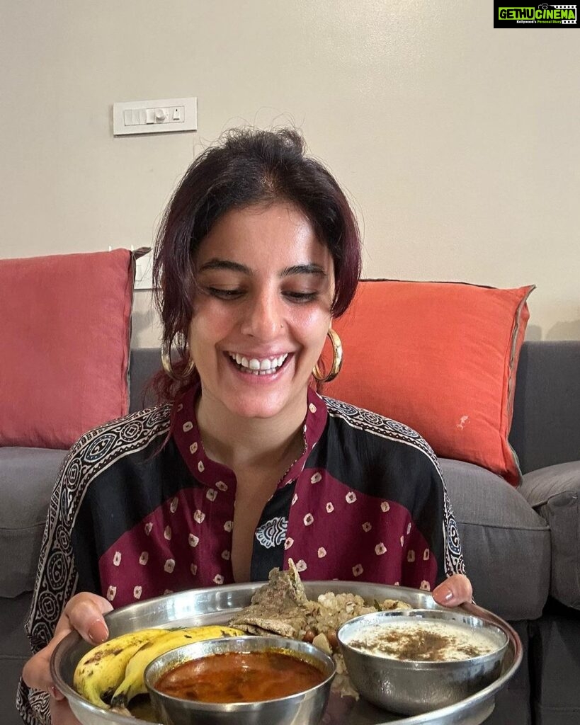Isha Talwar Instagram - Chillin vibes and Navratri delights! Something so special about mom making all the yummy fasting food and eating it with her too ! Beautiful shirts by @alpareena 💚 P.S : please ignore the switchboards - my mom is my official photographer 😂 #navratri #fasting #day2done !