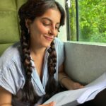 Isha Talwar Instagram - Bachpan mein किताब dekhte hee neend aa jaati thi,ab स्क्रिप्ट dekhte hee aankh khul jaati hai ! 🤓 Waqt waqt ki baat hai! 🎬🤣 #newfeature #punjabi #cinema💚