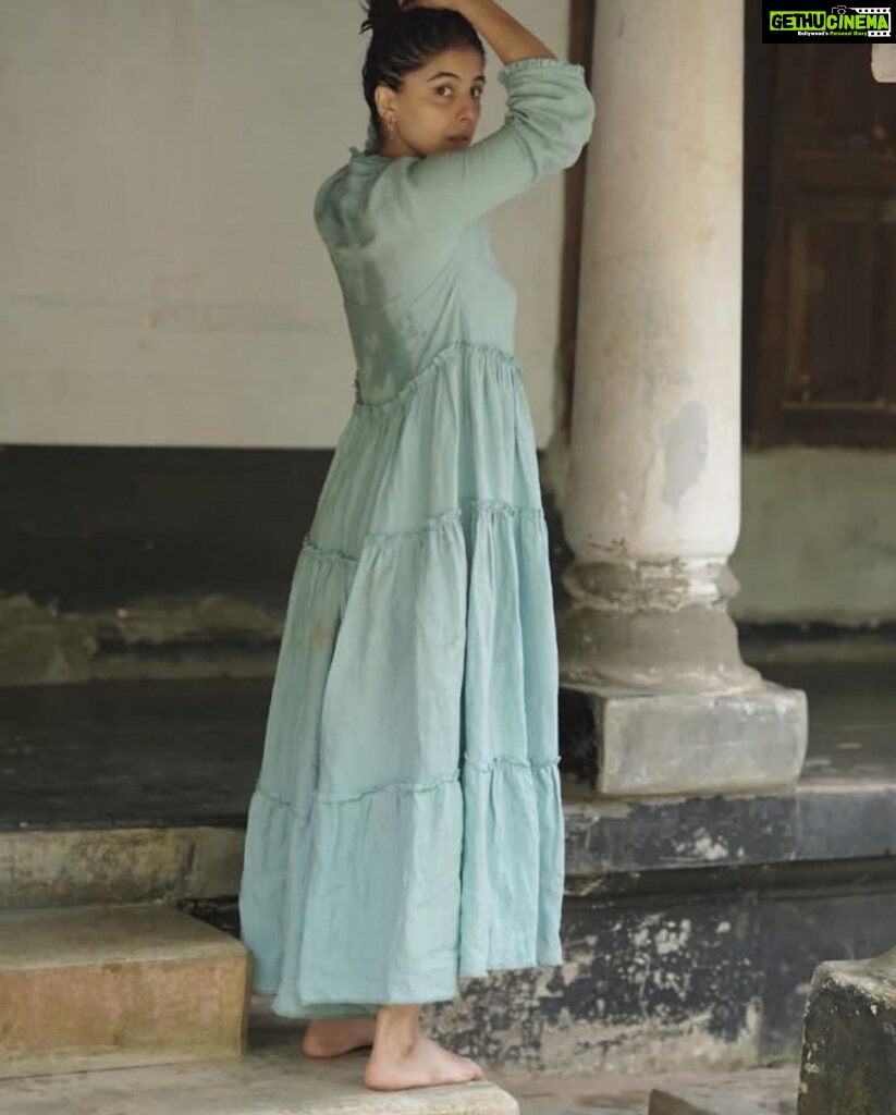 Isha Talwar Instagram - They said flow,I said ok ! 🌞💦🌿 Love the dress by @live.linen 🤎 Shot by @ajith_a_ashok #tradirionalhomes #aangan #sundaymood