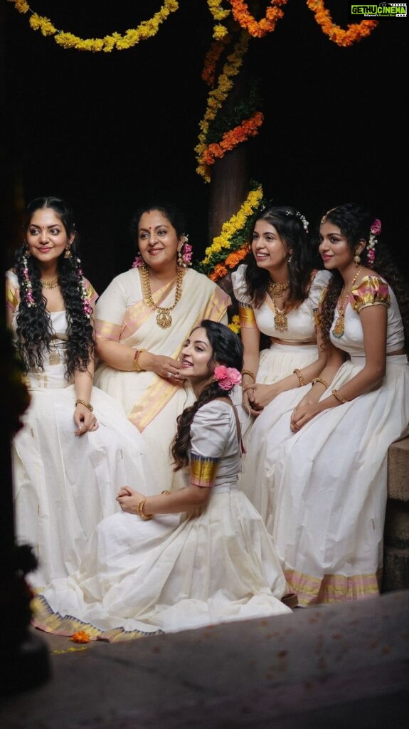 Ishaani Krishna Instagram - ഓണാശംസകൾ 🌸 shot by @santhosh_unni_ absolutely magical audio courtesy @sukanyavaradharajan_ edit @ahaana_krishna jewellery @regaljewellers_in hair @brahma_hairandmakeup pattu-pavada stitched by @ahamboutique #Onam2023 🌸✨