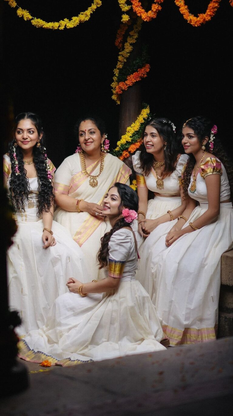 Ishaani Krishna Instagram - ഓണാശംസകൾ 🌸 shot by @santhosh_unni_ absolutely magical audio courtesy @sukanyavaradharajan_ edit @ahaana_krishna jewellery @regaljewellers_in hair @brahma_hairandmakeup pattu-pavada stitched by @ahamboutique #Onam2023 🌸✨