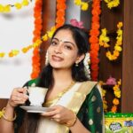 Ishaani Krishna Instagram - #Ad ടാറ്റ ടീ കണ്ണൻ ദേവനോടൊപ്പം ഈ ഓണത്തിന് ഒരു തകർപ്പൻ പുത്തൻ തുടക്കം കുറിക്കൂ! ഉത്സവകാല പാക്ക് വാങ്ങൂ, മത്സരത്തിൽ പങ്കെടുത്ത്‌ ഒരു 2BHK വീട്, ടാറ്റ ഹാരിയർ കാർ, സ്വർണനാണയങ്ങൾ എന്നിവ നേടാനുള്ള അവസരം കരസ്ഥമാക്കൂ! *TNC apply, available at https://bit.ly/KDOnam2023Promo #KananDevanVeedu2023 #TataTeaKananDevan #UniqueTasteLovedByKerala #Onam #I#Onam2023