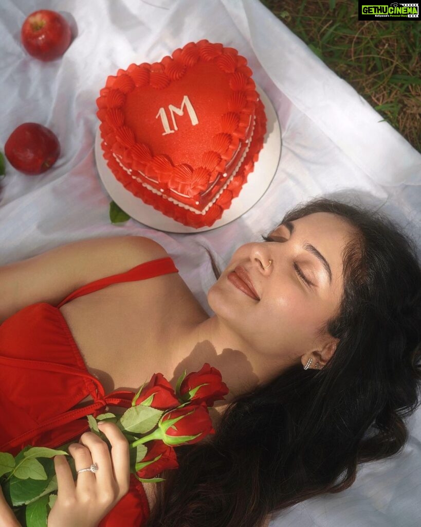Ishaani Krishna Instagram - 1M Always Grateful 🌹✨ Cake beautifully done by : @pieceocake._