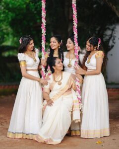 Ishaani Krishna Instagram - ഓണാശംസകൾ 🌸

shot by @sk_abhijith 
jewellery @regaljewellers_in 
hair by @brahma_hairandmakeup 
pattu-pavada stitched by @ahamboutique 

#Onam2023 🌸✨