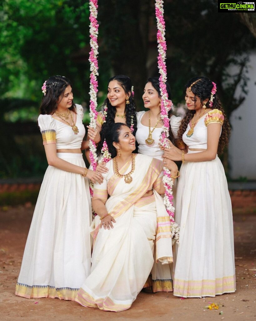 Ishaani Krishna Instagram - ഓണാശംസകൾ 🌸 shot by @sk_abhijith jewellery @regaljewellers_in hair by @brahma_hairandmakeup pattu-pavada stitched by @ahamboutique #Onam2023 🌸✨