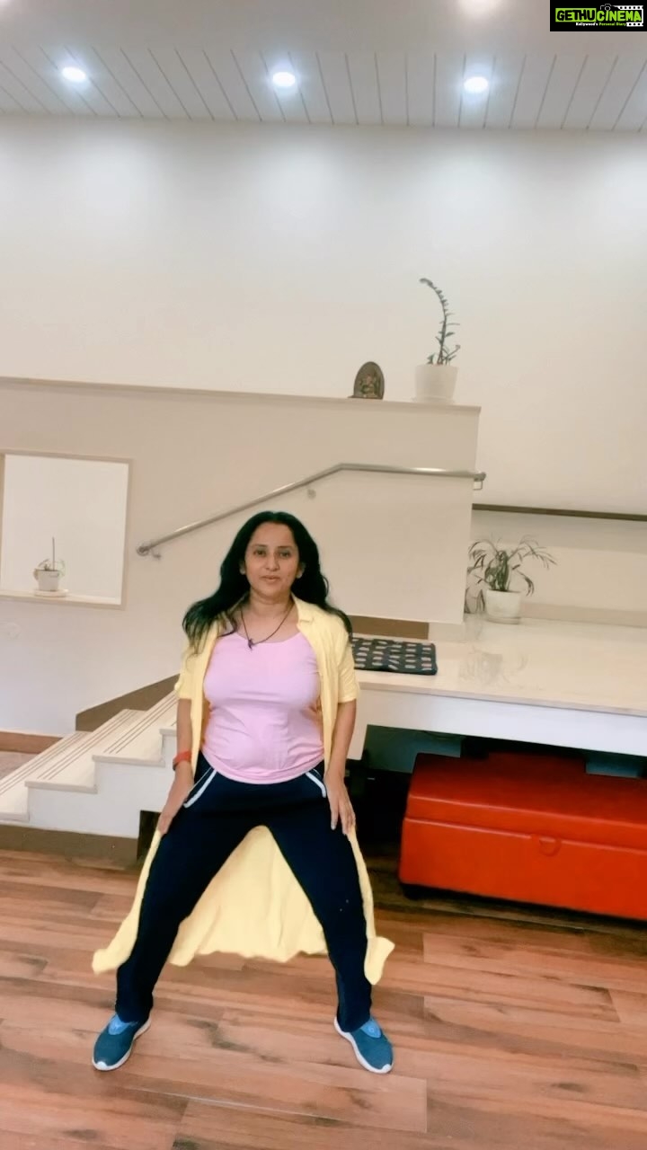 Ishika Singh Instagram - Every 90’s SRK fan… can’t resist the jawan fever !!!! It’s trending so I too tried Cheleya my way .. #cheleya #jawan #jawanmovie #reelsinstagram #reelitfeelit #dancereels #bollywoodstyle