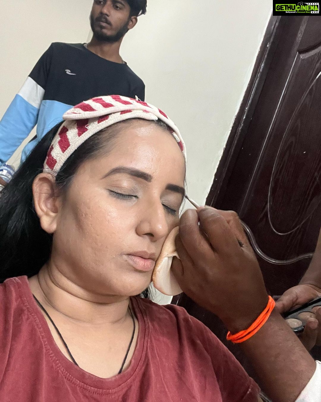 Ishika Singh Instagram - After 4 years … I can say nothing changed … n yet everything changed ! On sets after a long time ! #shooting #shootlife #shootmode #actorslife #actorslife🎬 #actorlife🎬🎥 #tollywood #telugufilmnagar