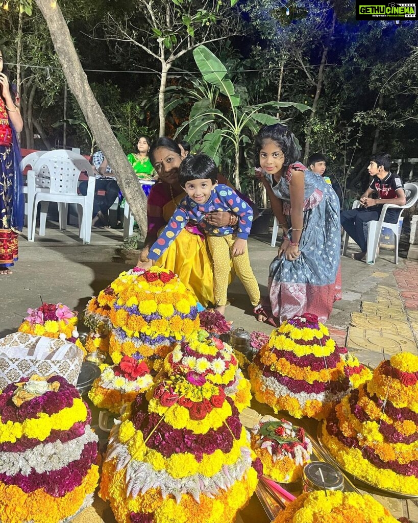 Ishika Singh Instagram - “The fragrance of flowers and the vibrant colors of Bathukamma light up the spirit of every Telugu woman.” #bathukamma #bathukammacelebrations #bathukamafestival #flowerpower #flowerlovers