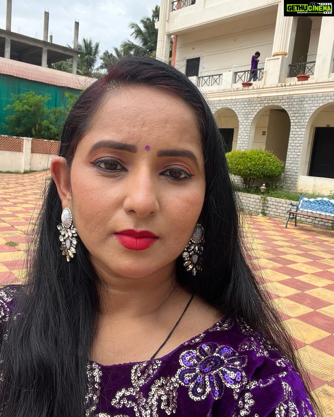 Ishika Singh Instagram - After 4 years … I can say nothing changed … n yet everything changed ! On sets after a long time ! #shooting #shootlife #shootmode #actorslife #actorslife🎬 #actorlife🎬🎥 #tollywood #telugufilmnagar