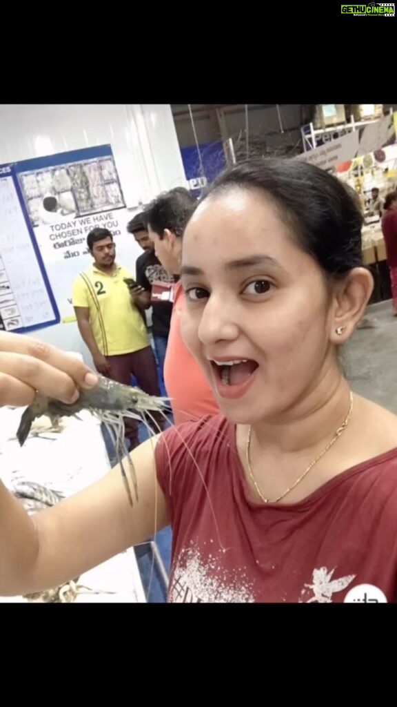 Ishika Singh Instagram - Something is fisshyyyy #somethingfishy #fishing #fishinglife #fishandchips #fishlover #fish #prawns