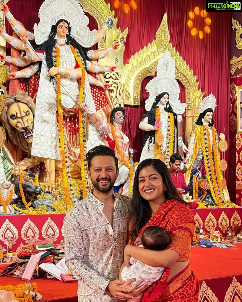 Ishita Dutta Instagram - Vaayu’s first Durga Pujo, a sacred moment when we brought him to the pandal to seek Durga Maa’s blessings. As we stand before her divine presence, we pray for a lifetime filled with spirituality, love, and boundless grace. 🙏👶🕊 #SubhoNavami North Bombay Durga Puja