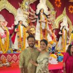 Ishita Dutta Instagram - Saptami: A day filled with devotion, joy, and Maa Durga’s grace. 🌟🎉 #DurgaPujo 🙏🏼 Vatsal’s outfit: @saundhindia Ishita’s Saree: @sanduk.co Jewellery : @kushalsfashionjewellery North Bombay Durga Puja