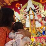 Ishita Dutta Instagram – Vaayu’s first Durga Pujo, a sacred moment when we brought him to the pandal to seek Durga Maa’s blessings. As we stand before her divine presence, we pray for a lifetime filled with spirituality, love, and boundless grace. 🙏👶🕊️
#SubhoNavami North Bombay Durga Puja