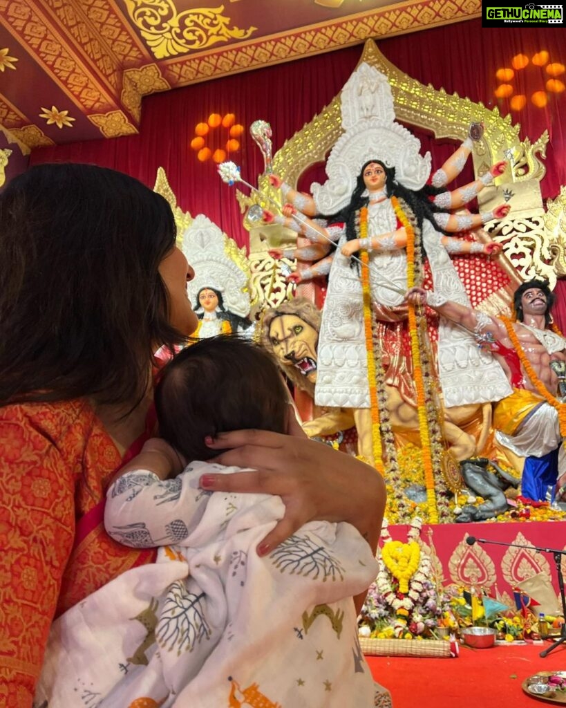 Ishita Dutta Instagram - Vaayu’s first Durga Pujo, a sacred moment when we brought him to the pandal to seek Durga Maa’s blessings. As we stand before her divine presence, we pray for a lifetime filled with spirituality, love, and boundless grace. 🙏👶🕊️ #SubhoNavami North Bombay Durga Puja