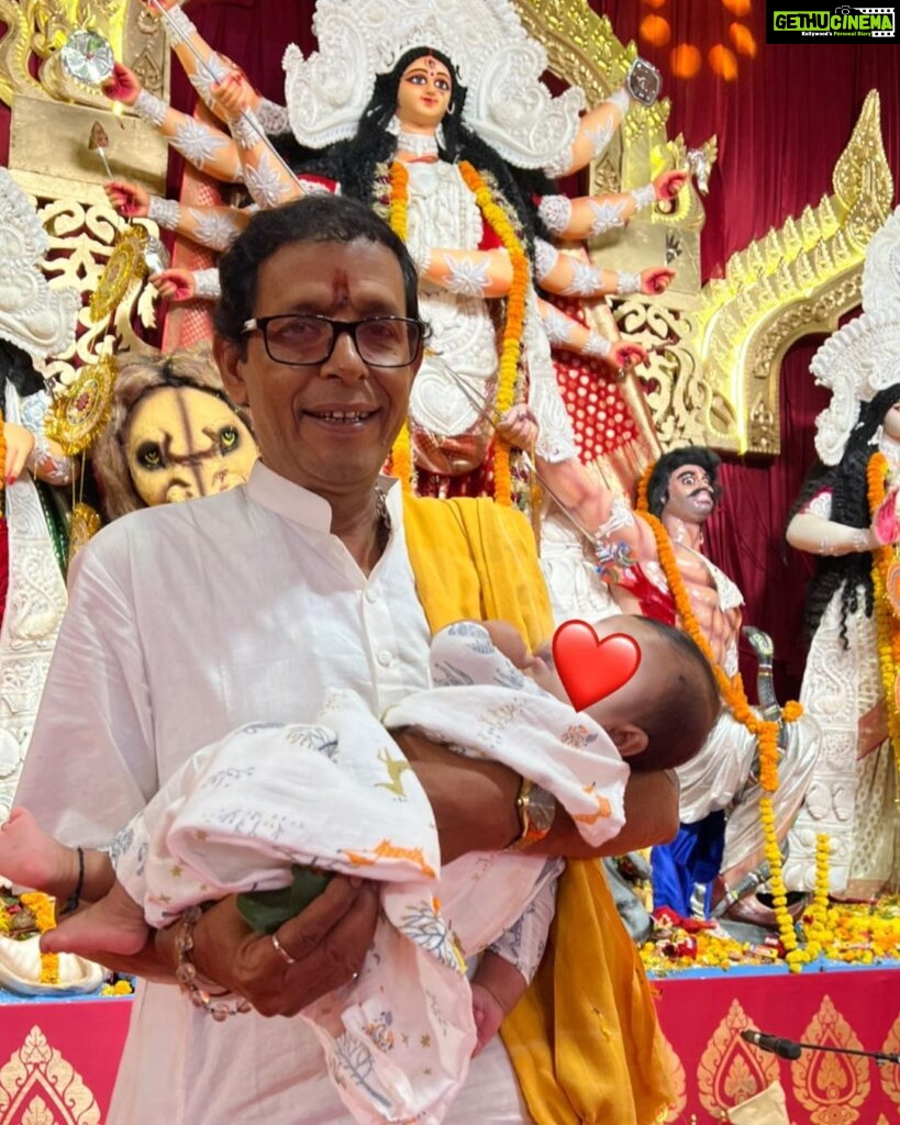 Ishita Dutta Instagram - Vaayu’s first Durga Pujo, a sacred moment when we brought him to the pandal to seek Durga Maa’s blessings. As we stand before her divine presence, we pray for a lifetime filled with spirituality, love, and boundless grace. 🙏👶🕊️ #SubhoNavami North Bombay Durga Puja