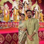 Ishita Dutta Instagram - Saptami: A day filled with devotion, joy, and Maa Durga’s grace. 🌟🎉 #DurgaPujo 🙏🏼 Vatsal’s outfit: @saundhindia Ishita’s Saree: @sanduk.co Jewellery : @kushalsfashionjewellery North Bombay Durga Puja