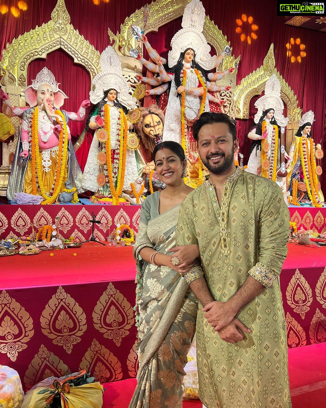 Ishita Dutta Instagram - Saptami: A day filled with devotion, joy, and Maa Durga’s grace. 🌟🎉 #DurgaPujo 🙏🏼 Vatsal’s outfit: @saundhindia Ishita’s Saree: @sanduk.co Jewellery : @kushalsfashionjewellery North Bombay Durga Puja
