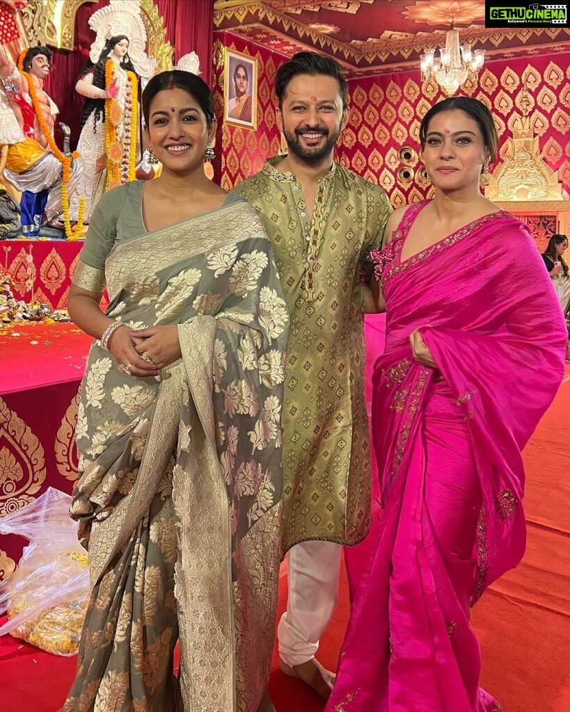 Ishita Dutta Instagram - Saptami: A day filled with devotion, joy, and Maa Durga’s grace. 🌟🎉 #DurgaPujo 🙏🏼 Vatsal’s outfit: @saundhindia Ishita’s Saree: @sanduk.co Jewellery : @kushalsfashionjewellery North Bombay Durga Puja