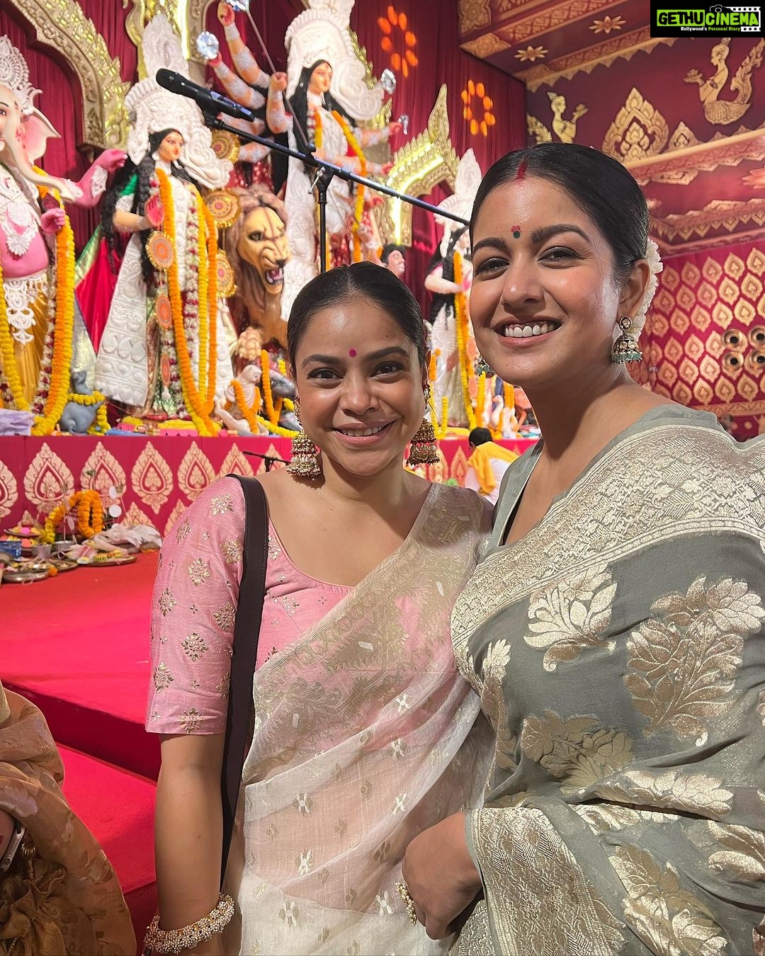 Ishita Dutta Instagram - Saptami: A day filled with devotion, joy, and Maa Durga’s grace. 🌟🎉 #DurgaPujo 🙏🏼 Vatsal’s outfit: @saundhindia Ishita’s Saree: @sanduk.co Jewellery : @kushalsfashionjewellery North Bombay Durga Puja