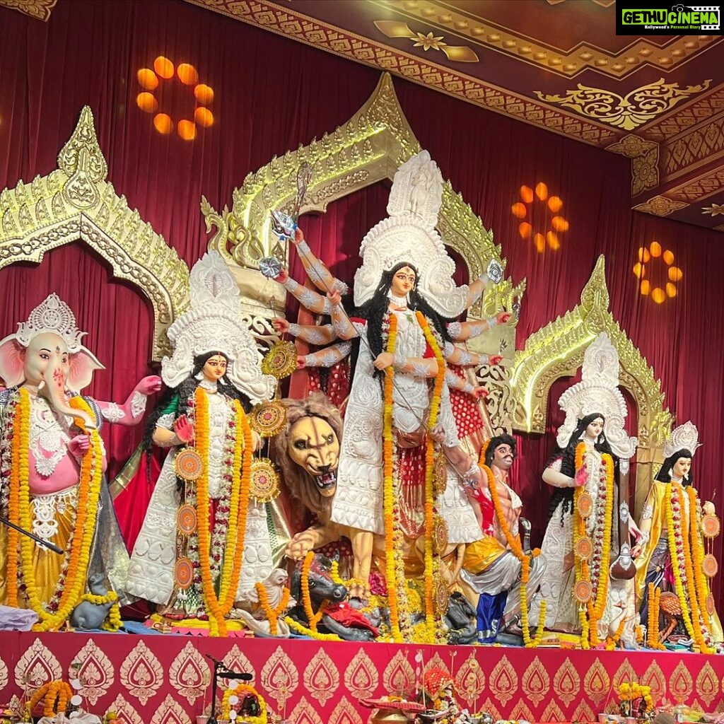 Ishita Dutta Instagram - Saptami: A day filled with devotion, joy, and Maa Durga’s grace. 🌟🎉 #DurgaPujo 🙏🏼 Vatsal’s outfit: @saundhindia Ishita’s Saree: @sanduk.co Jewellery : @kushalsfashionjewellery North Bombay Durga Puja