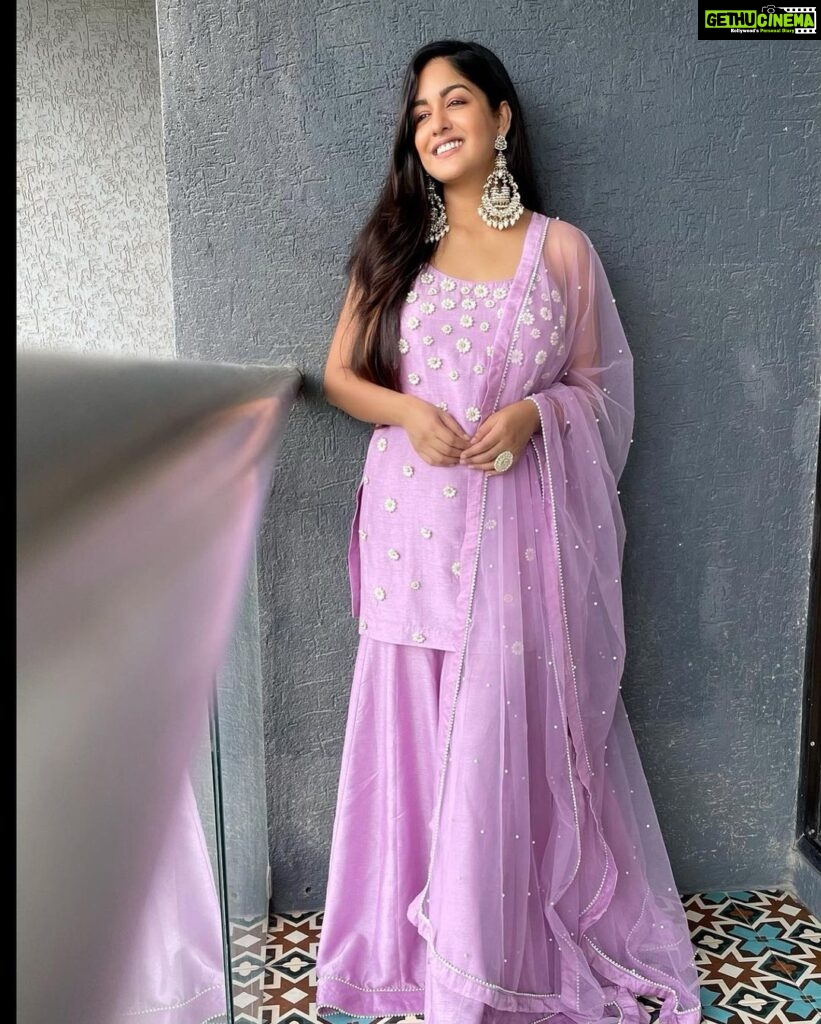 Ishita Dutta Instagram - Day 2 💜 #ganapatibappamorya Wearing my fav colour 😍 Outfit: @monaandvishu @viralmantra Stylist: @styledbynikinagda @indianjewellery999