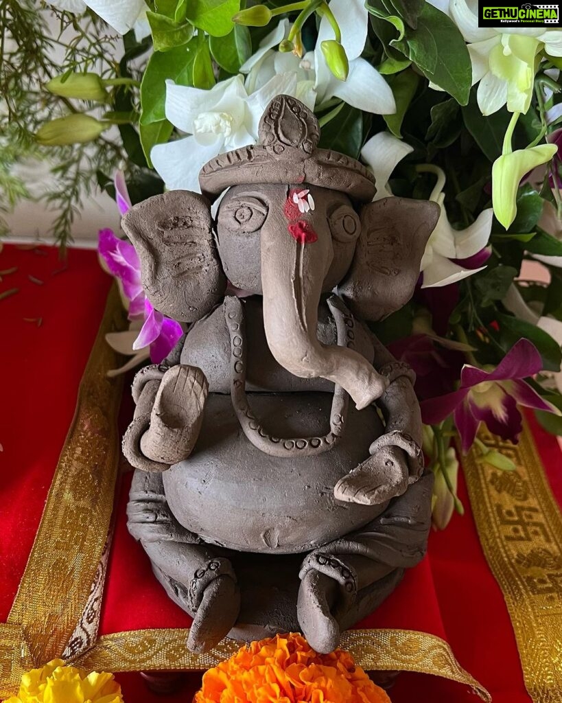 Ishita Dutta Instagram - Ganpati Bappa Morya! 🙏🌟 This year’s celebration is extra special as we welcome the blessings of Lord Ganesha with our little angel, Vaayu, who turns 2 months old today. 🎂👶❤️ #GaneshChaturthi #VaayusFirstCelebration