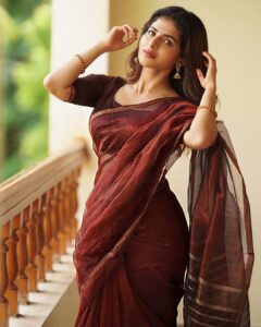 Iswarya Menon Instagram - Since you all like me in a saree 💋
This is for you ♥️
.
📷 @camerasenthil 
@jeevithamakeupartistry 
@thepallushop 
@aaranyarentaljewellery 
@rrajeshananda