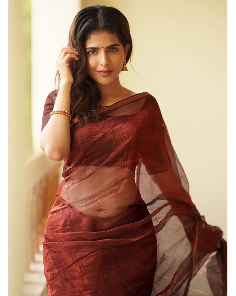 Iswarya Menon Instagram - Since you all like me in a saree 💋 This is for you ♥️ . 📷 @camerasenthil @jeevithamakeupartistry @thepallushop @aaranyarentaljewellery @rrajeshananda