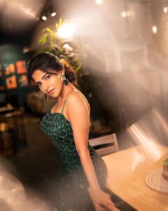Iswarya Menon Instagram - Hiiii 🥰♥️
.
📷 - @storiesbypreetham 
Make up- @jiyamakeupartistry 
Hair -@marysbridalstudio 
Styling -@preethinarayanan 
@daisybridalofficial 
Location - @pepperfry_official
