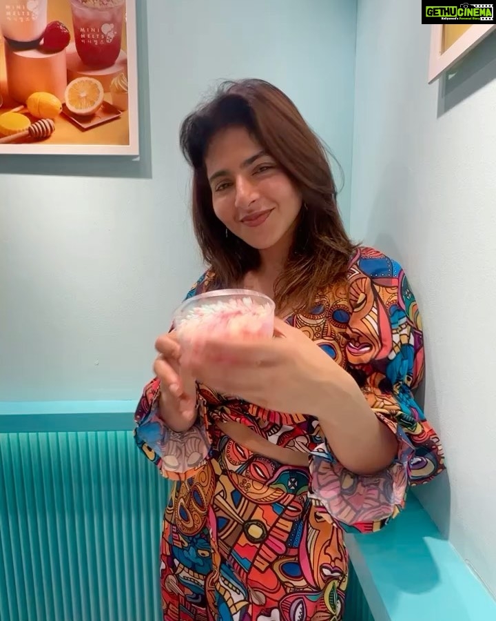 Iswarya Menon Instagram - Rainbow on my clothes literally 🌈😜 . #colourful #goodfoodgoodmood