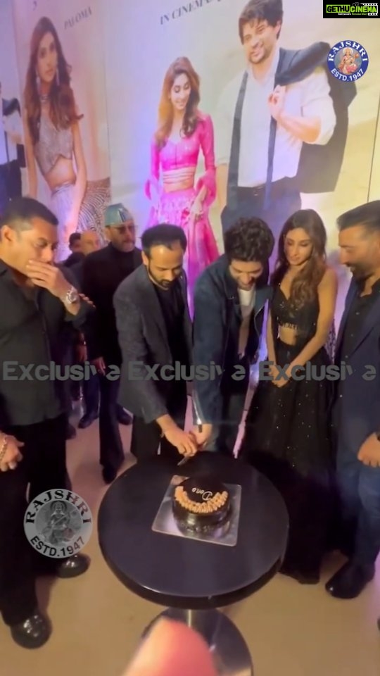 Jackie Shroff Instagram - Salman Khan & Jackie Shroff join the grand celebration of DONO #SalmanKhan, #JackieShroff #SunnyDeol #BobbyDeol #SoorajBarjatya #Dono#RajveerDeol #PalomaDhillon, and Director #AvnishBarjatya.