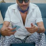 Jackie Shroff Instagram - Bhidu log, apne Khar ki saari #AndarKiBaat baahar kar di! Apun bhi dekhta hai kya kya reviews daale tum log @99acresindia pe. 🏡 Aur sun bawa! Sirf Khar ka nahi. Har locality ka review milega wahin ke rehne waalon se! Check Ratings & Reviews on 99acres Insights & make the right property decision. Navigate to Insights on 99acres.com or type 99acres.com/t/NSj7uk in your browser. #JackieShroff #ApnaBhidu #Mumbai #Khar #99acres