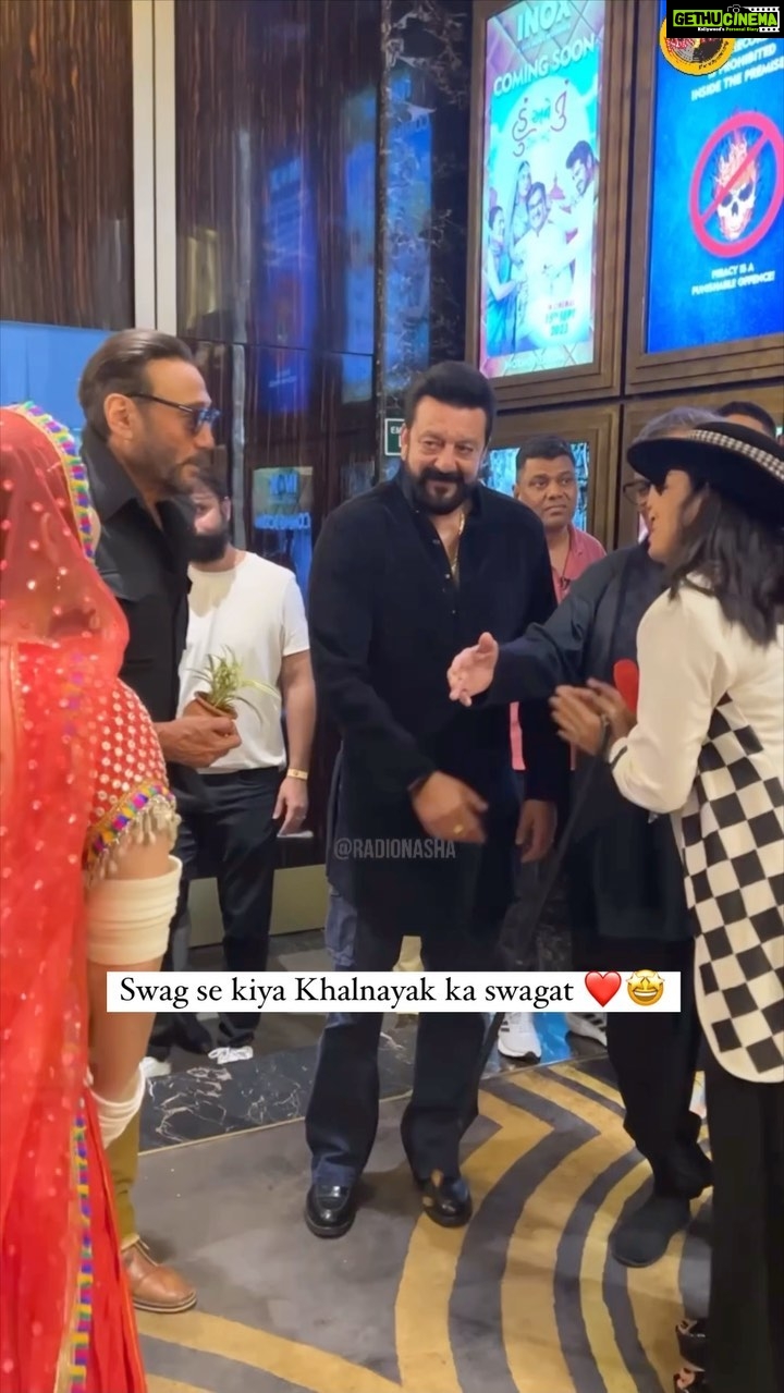 Jackie Shroff Instagram - “Radio Waves Meet the stars of Khalnayak 📻🌟 #BollywoodBliss #RJMeetup #KhalnayakMemories #npn #npnKhalnayak #30yearsofKhalnayak #nashapremierenights #nashapremierenightsKhalnayak #madhuridixit #sanjaydutt #Jackieshroff #SubhashGhai