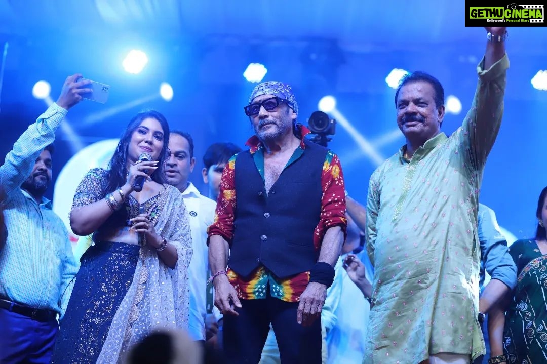 Jackie Shroff Instagram - संकल्प प्रतिष्ठान ठाणे, नवरात्री उत्सव २०२३ दिवस ६, हिंदी सिने अभिनेता अष्टपैलू कलाकार व आपल्या सर्वांचे चाहते जॅकी श्रॉफ यांनी आज आपल्या मंगलमय मंदिरात विराजमान दुर्गा मातेचे दर्शन घेतले व आपल्या चाहत्यांबरोबर संवाद साधला. (( आपला दांडिया संकल्प दांडिया )). . . #sankalppratisthan #sankalppratisthanthane #day6 #jackieshroff #celebrity #bollywood #post #insta #instagram #photo #pic Raghunath Nagar, Thane