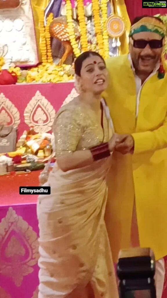 Jackie Shroff Instagram - Reposted from @filmysadhu JAI MATA DI @kajol and @apnabhidu Having a li’l chit chat while they pose for the cams in front of durga maa 🙌 look at the excitement 🥰 #JackieShroff #kajol #durgapuja #filmysadhu #bollywoodupdates #explore #trending #latest #likesforlike #instagram #viral #instagood