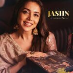Jankee Parekh Instagram – When Diwali is just around the corner and Mom needs help making every moment a celebration, she looks no further than “Jashn” by @samskarahome ! 

From stunning Gift Boxes to Festive Decor and Pooja Essentials, they’ve got you covered with their ‘Festive Edit.’ 
Take my word for it😉, kyunki Mom sab jaanti hai.

#samskarahome #jashn #jashngiftbox

#gifting #incense #giftinghampers #premiumgifting #giftingideas #corporategifting #diwaligifting #festivegifting #giftingseason #luxurygifting #diwalicorporategifting #giftingidea #giftinghappiness #thoughtfulgifting #artofgifting #bmplgroup 
Music by Vijay Karthigeyan