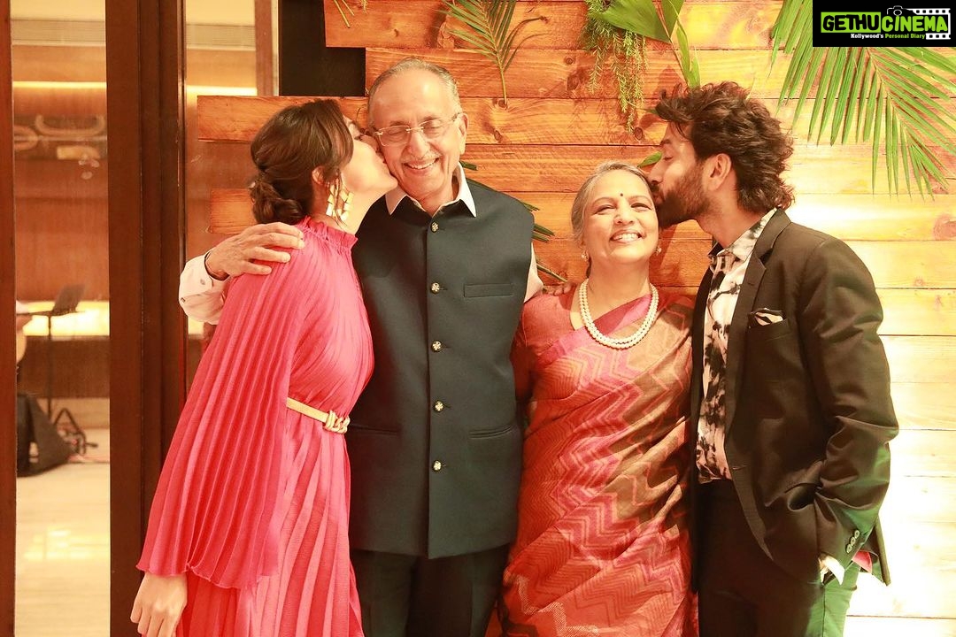 Jankee Parekh Instagram - To the woman who did not give me birth but did give me a whole lot more.. Religiously sends me reels about alternate healing, vegan eating & side effects of alcohol 😃 Calls me ever so unexpectedly every time her daughter misses her calls. ;p Everyday 😃 Calls me to discuss every new organic & farm fresh store she discovers in the city Often complains that my TV shows get long and ab mazza nahi aaraha.. but also graciously slides in.. ‘Unki yoga teacher ke padosi ki masi ki choti beti tareef kar rahi thi’ She’s unanimously loved, cherished & worshiped (I do) and today we celebrate another year of hers around the sun enveloping & embracing each one of our lives. Happy birthday, Ma @falgunijayantparekh ❤️