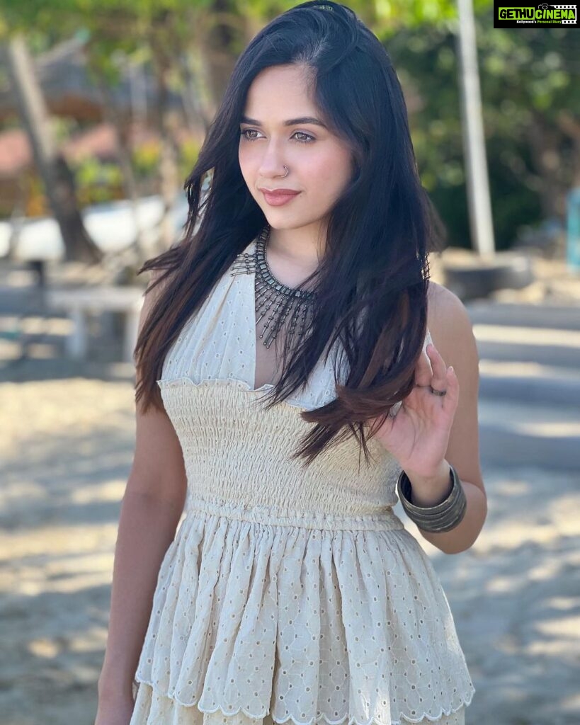 Jannat Zubair Rahmani Instagram - She comes alive in the summer time ☀️ 📍@pullmanphuketpanwa @pickyourtrail Outfit : @shubhshreestudios Stylist : @styledbysujata Pullman Phuket Panwa Beach Resort