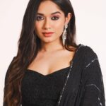 Jannat Zubair Rahmani Instagram - What jhumka?🖤 Stylist: @styledbysujata Assisted by: @sia_03_ Outfit : @studio.mikukumar Jewellery @g.notj @kanika_rana_fine_jewellery