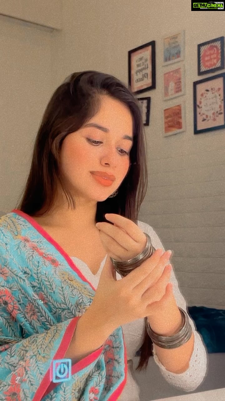 Jannat Zubair Rahmani Instagram - Sorry mumma I stole your dupatta 🙆🏼♀️😛 @nazneenzubair02