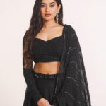 Jannat Zubair Rahmani Instagram - What jhumka?🖤 Stylist: @styledbysujata Assisted by: @sia_03_ Outfit : @studio.mikukumar Jewellery @g.notj @kanika_rana_fine_jewellery