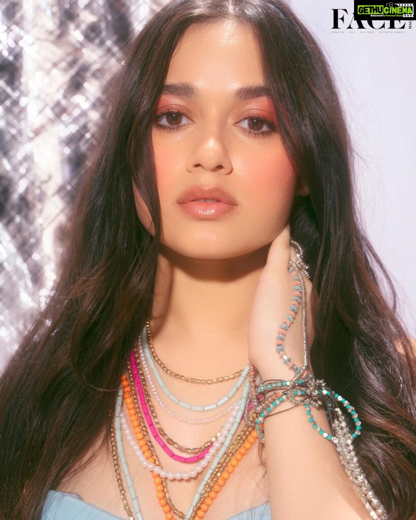 Jannat Zubair Rahmani Instagram - In 2022, Rahmani featured in ‘Forbes 30 Under 30’ list and called it one of her biggest teen achievements. The same year, she also participated in one of the most anticipated reality TV shows “Fear Factor: Khatron Ke Khiladi 12” and ended up at the 4th position. Zubair who earlier only used to feature in songs is now engaging all with her singing. Her new Arabic song 'Kayfa Haluka' recently made it to the music charts and is being loved for its catchy beats and for her sizzling looks. In this candid chat with FACE, the actress-turned-influencer talks about the role of social media in her career, reuniting with Shraddha Kapoor, setting fashion goals, an important life lesson, and much more… Produced By: @facemag.in Publisher: @harshithundet Creative Director: @farrahkader Photography: @thebhupeshkalal Production: @rayyroomfilms Stylist: @juhi.ali Makeup & Hair Artist: @rishinaacharya Shoot Coordinator: @masaladosa_ Asst. Creative Dir: @haaute Interview by: @tanishka.juneja Asst. MUAH: @abranashaikh Artist Publicity: @straighttalkcomm On Jannat- Blue Tech Bustier and Orange Taeko Skirt: Outfit: @virsheteofficial Bag: @lavieworld Accessories: @rubans.in Heels: @rossobrunelloofficial Pink Co-ord set paired with Yellow Bralette: Outfit: @ranbirmukherjeeofficial Bag: @lavieworld Accessories: @rubans.in Heels: @rossobrunelloofficial #FaceMagazine #JannatZubair #FaceoftheMonth #Interview #Exclusive #PhotoShoot #DigitalMagazine #Explore Mumbai, Maharashtra