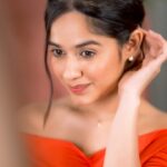 Jannat Zubair Rahmani Instagram - A skin prep is a must before makeup! I love how my skin is already glowing with @dotandkey.skincare Vitamin C+E moisturizer & Sunscreen! This power duo helps me to fight dullness & protects my skin from harmful rays ✨ Use my code JANNAT15 to get additional discount 🧡 #Ad #dotandkeyskincare