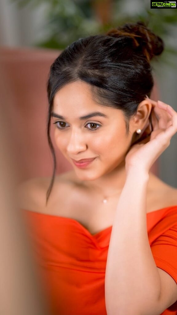 Jannat Zubair Rahmani Instagram - A skin prep is a must before makeup! I love how my skin is already glowing with @dotandkey.skincare Vitamin C+E moisturizer & Sunscreen! This power duo helps me to fight dullness & protects my skin from harmful rays ✨ Use my code JANNAT15 to get additional discount 🧡 #Ad #dotandkeyskincare
