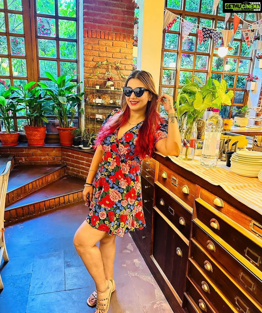 Jasleen Matharu Instagram - Mein albeli Ghumu Akeli Koi paheli hu mein 🥰🥰