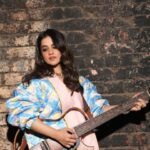 Jasleen Royal Instagram - Life comes full circle ✨️ Reflecting on my journey from the auditions in Mumbai many years ago as a contestant in my teens to being a guest on India’s Got Talent... from listening to chartbusters to my songs becoming one with all your love. It’s been a remarkable few years filled with alooootttt of hard work and heartbreaks but also some incredible experiences. A reminder that persistence and dedication can lead to amazing opportunities and dreams do turn to reality ✨💙 Thank you everyone from the bottom of my heart who has been a part of my journey and to my audience who has always been extremely supportive. #Heeriye #ArijitSingh #DulquerSalmaan #indiasgottalent #mondaymotivation Outfit by @papadontpreachbyshubhika