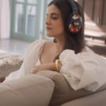 Jasleen Royal Instagram - Sway to the soulful beats of Heeriye - the latest track by @jasleenroyal ft @arijitsingh ✨ Hear the magic come alive only on boAt!🎶