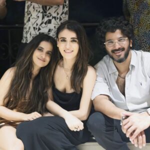 Jasleen Royal Instagram - Friends can help you achieve anything ♥️
Celebrating Heeriye's success with the people who made it possible. My heart is full ♥️